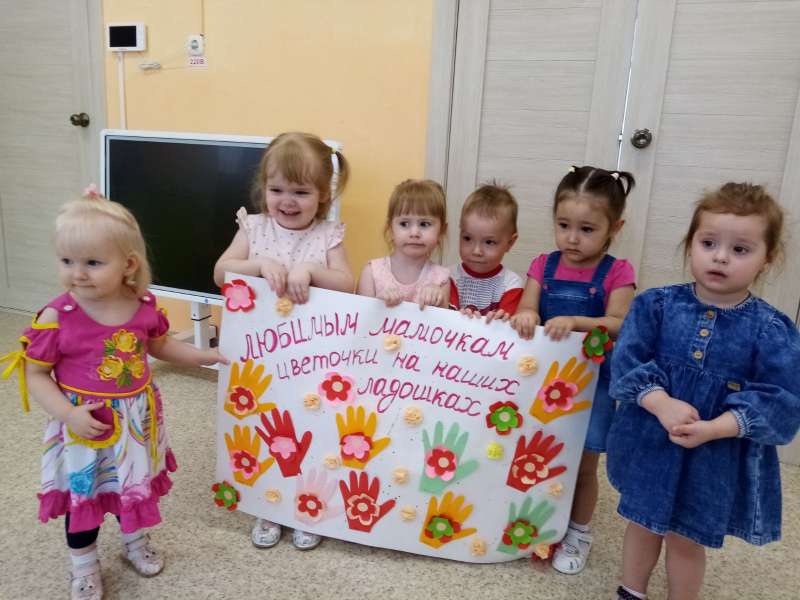Любимым мамочкам цветочки на наших ладошках!