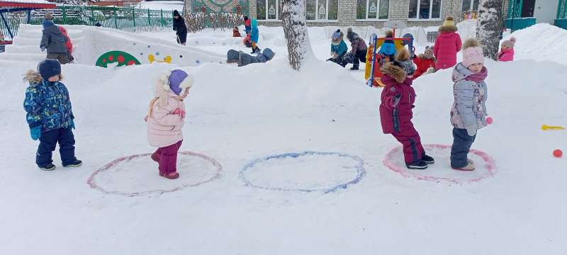 Как здорово играть зимой!