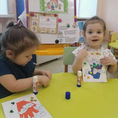 "Начинается семья с мамы, папы и меня"