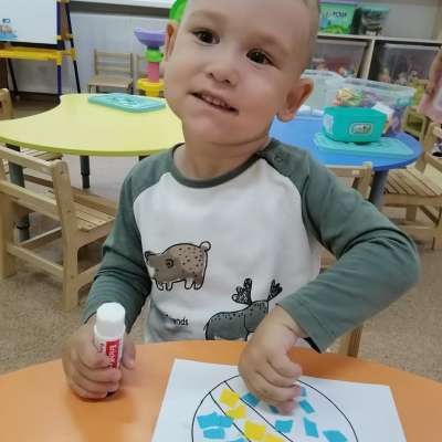 Круглый, мягкий, полосатый нравится он всем ребятам!