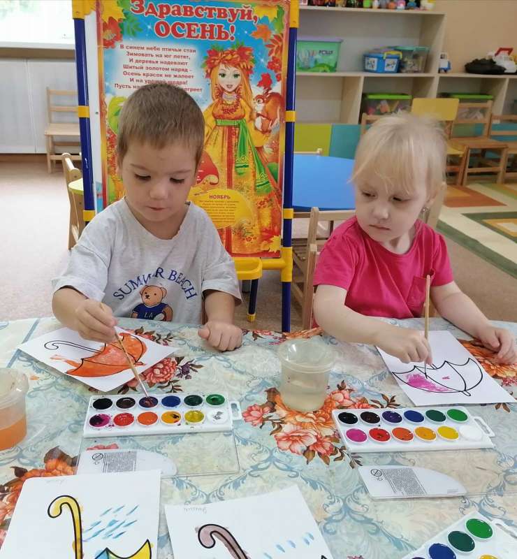 Зонт в руках твоих могуч